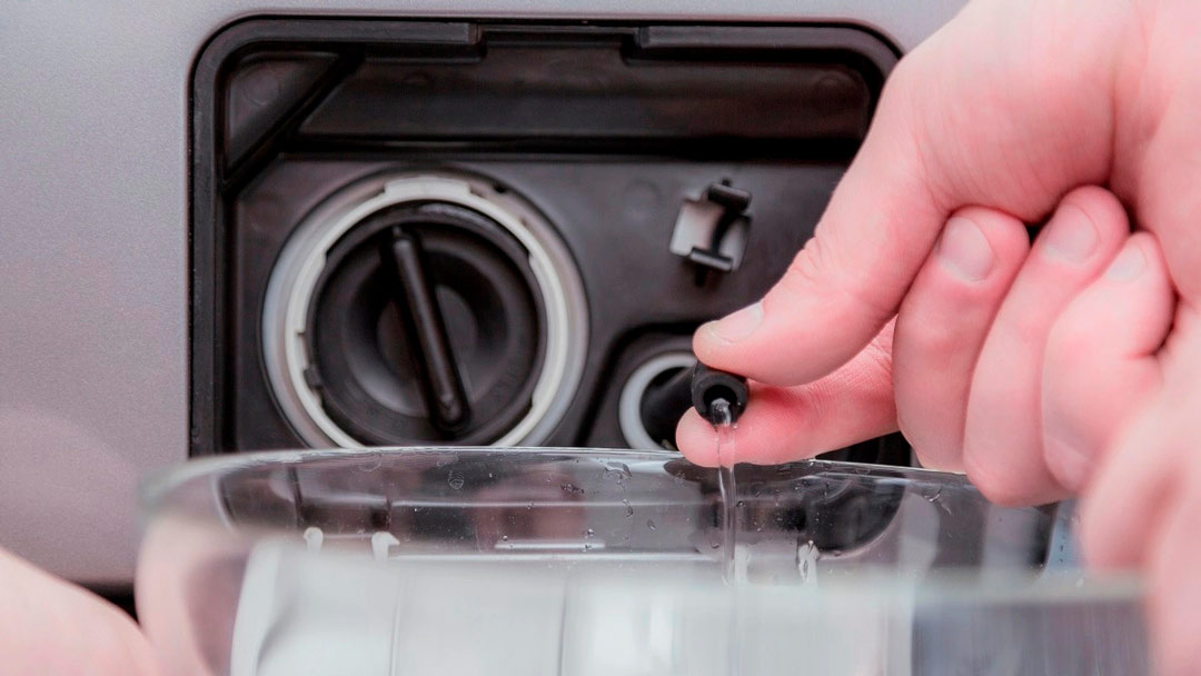 Ручной слив воды из стиральной машины